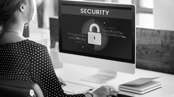 Mulher trabalhando em um computador protegido